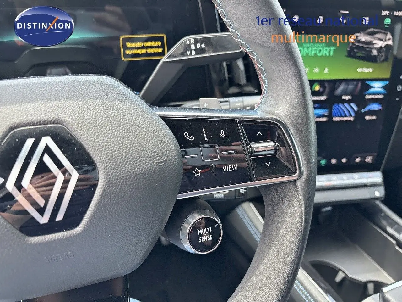 Gros plan sur le volant du Renault Austral E-Tech avec commandes intégrées et bouton Multi Sense visible.