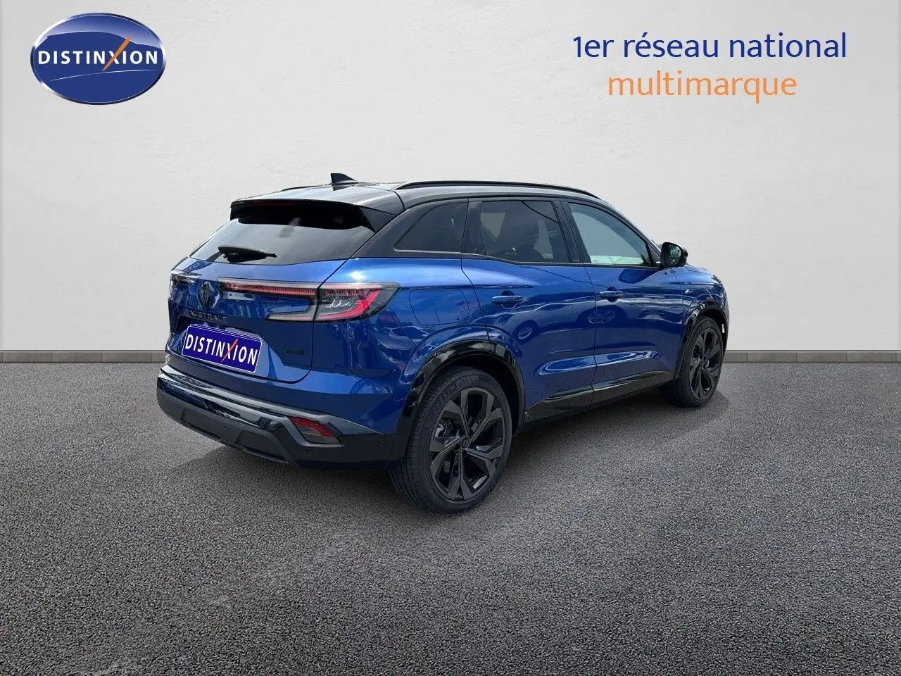 Renault Austral E-Tech hybride bleu Iron Metal avec toit noir, vue 3/4 arrière côté droit sur fond neutre.