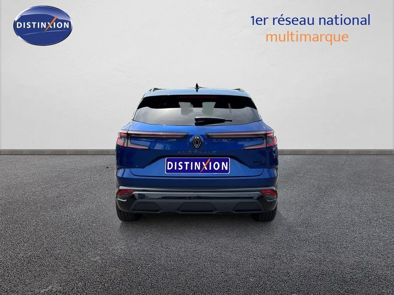 Vue arrière d'un Renault Austral bleu Iron Metal avec toit noir, mettant en valeur ses feux LED horizontaux.