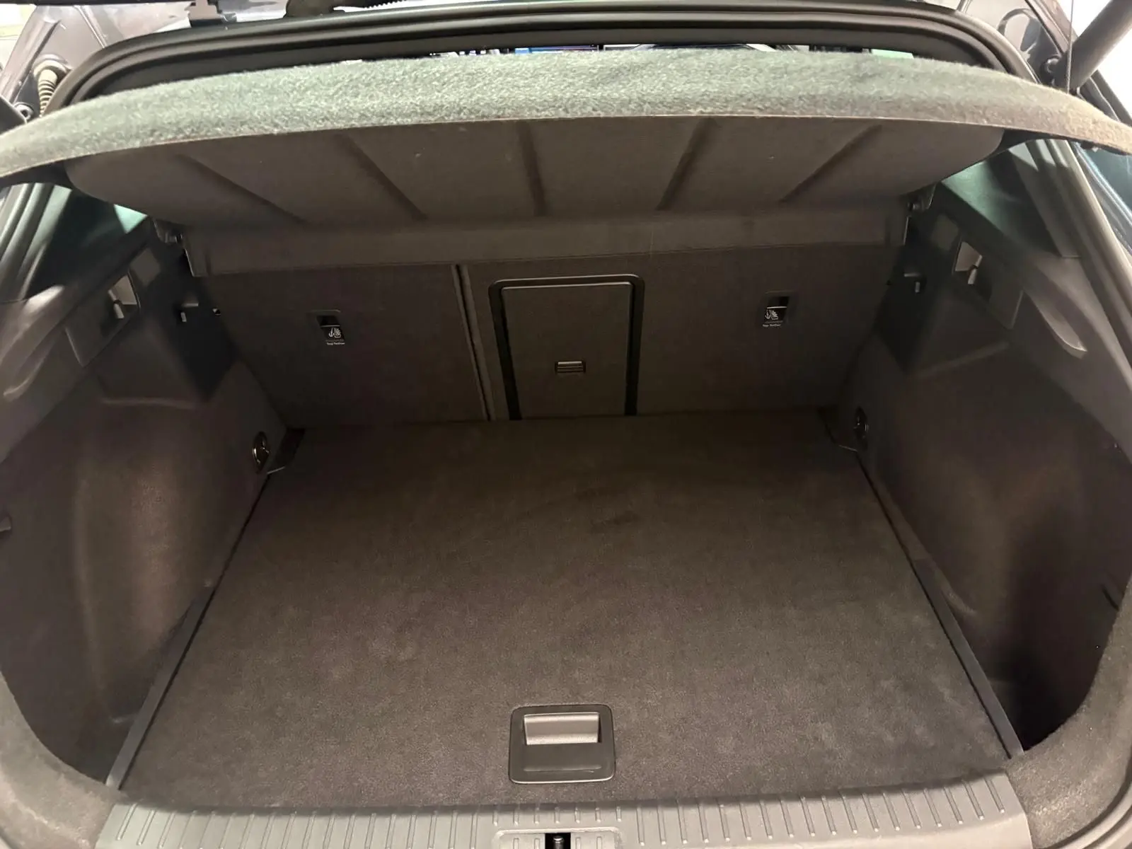 Coffre ouvert du CUPRA Formentor gris magnétique, vue intérieure montrant un espace de chargement propre et spacieux.