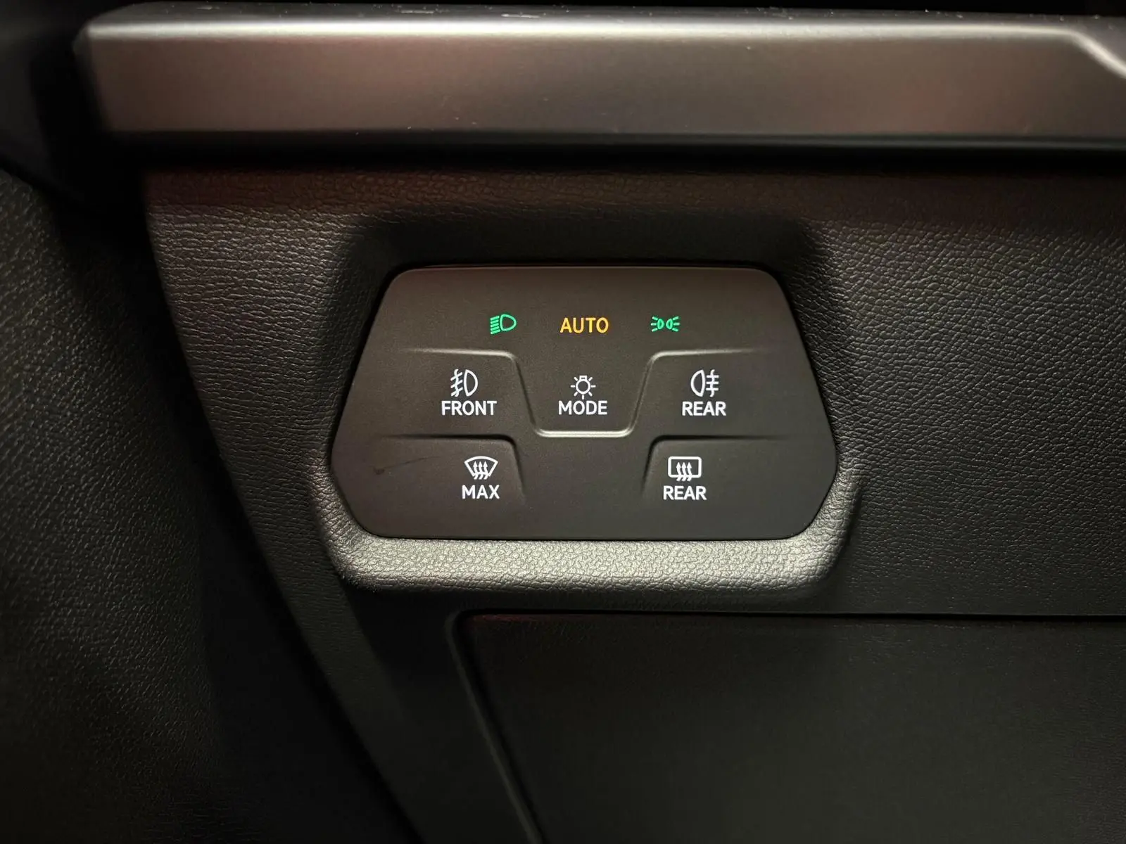 Panneau de commandes d'éclairage et désembuage intérieur du CUPRA Formentor gris magnétique, vue rapprochée.