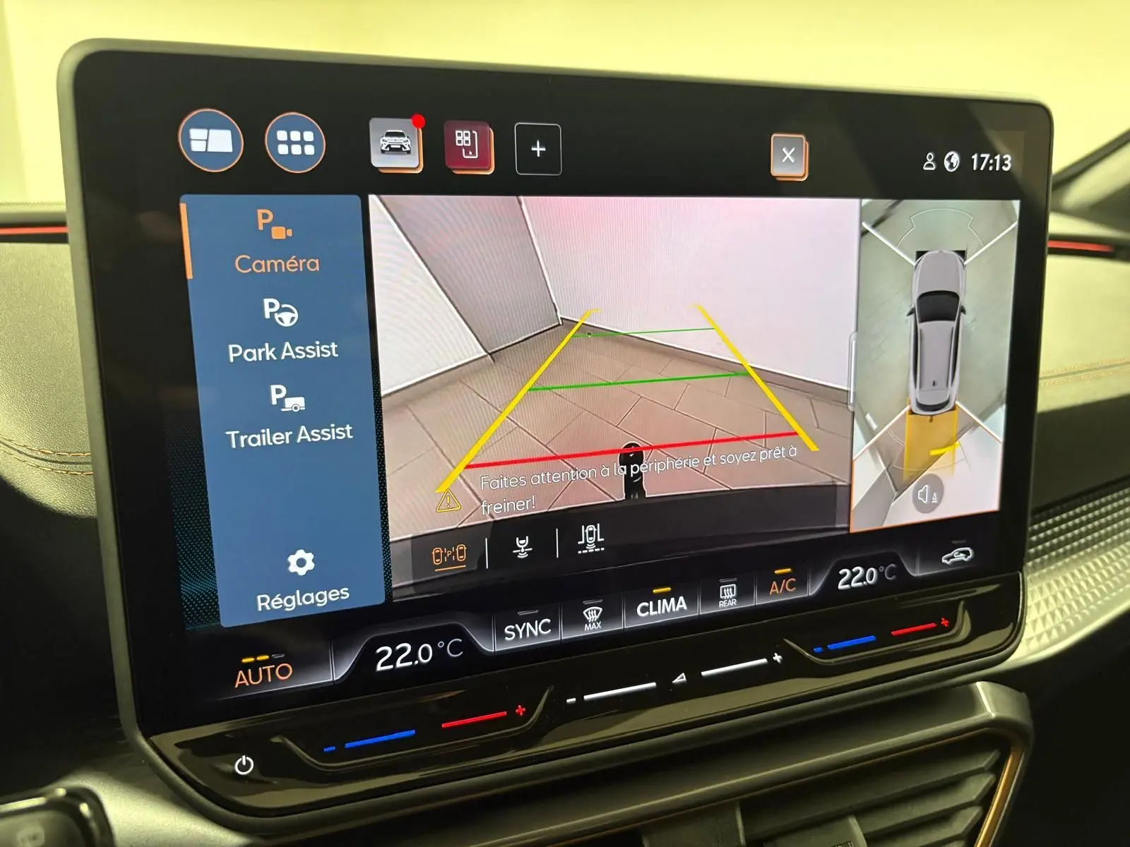 Écran tactile du tableau de bord du CUPRA Formentor 2025 montrant l'aide au stationnement avec vue caméra 360°