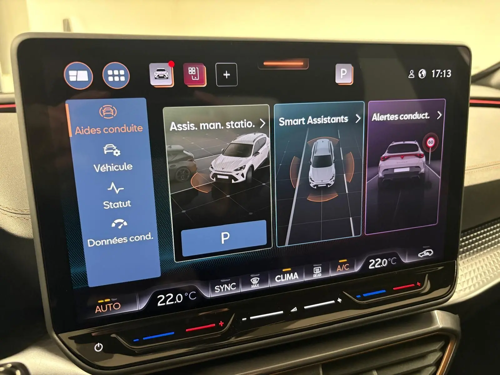 Écran tactile du système d'aide à la conduite du CUPRA Formentor gris magnétique affichant les assistants de stationnement et alertes.