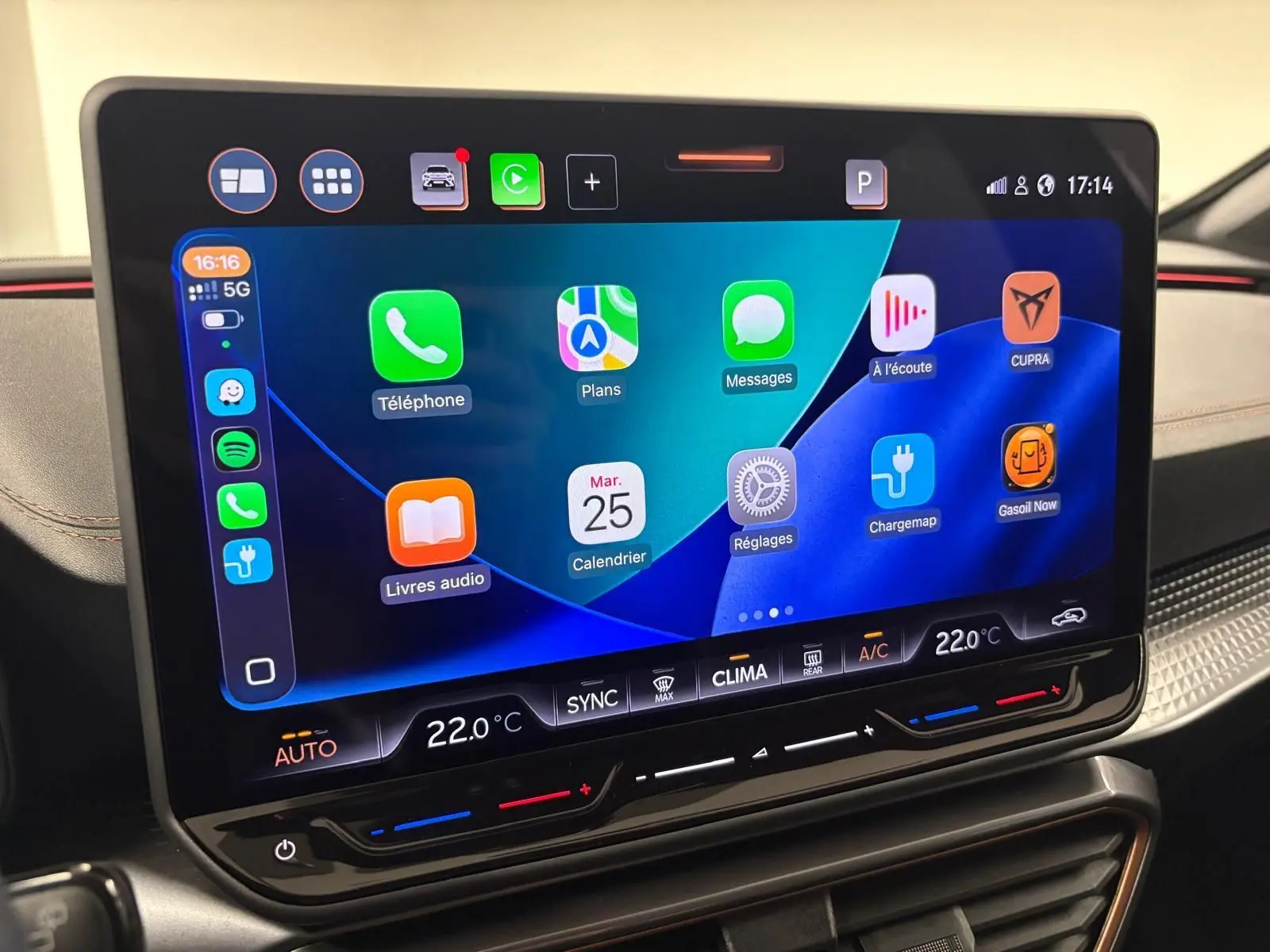 Écran tactile central du tableau de bord du CUPRA Formentor 2025 avec interface connectée et commandes climatiques digitales.
