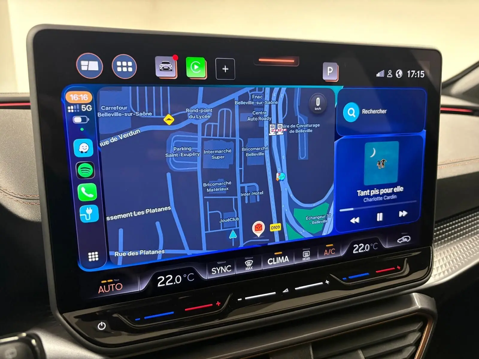 Écran tactile central du CUPRA Formentor 2025 affichant la navigation Europe 3D et commandes climatisation.