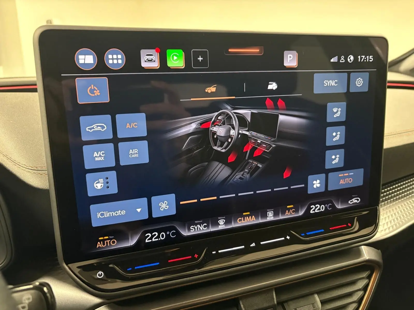 Écran tactile central affichant le système de climatisation et ventilation du CUPRA Formentor 2025 en intérieur.