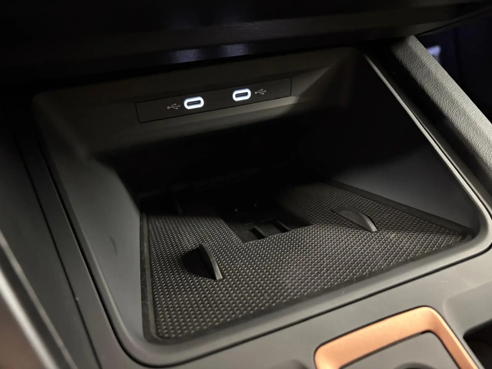 Vue rapprochée de la console centrale du CUPRA Formentor gris magnétique montrant deux ports USB-C éclairés.