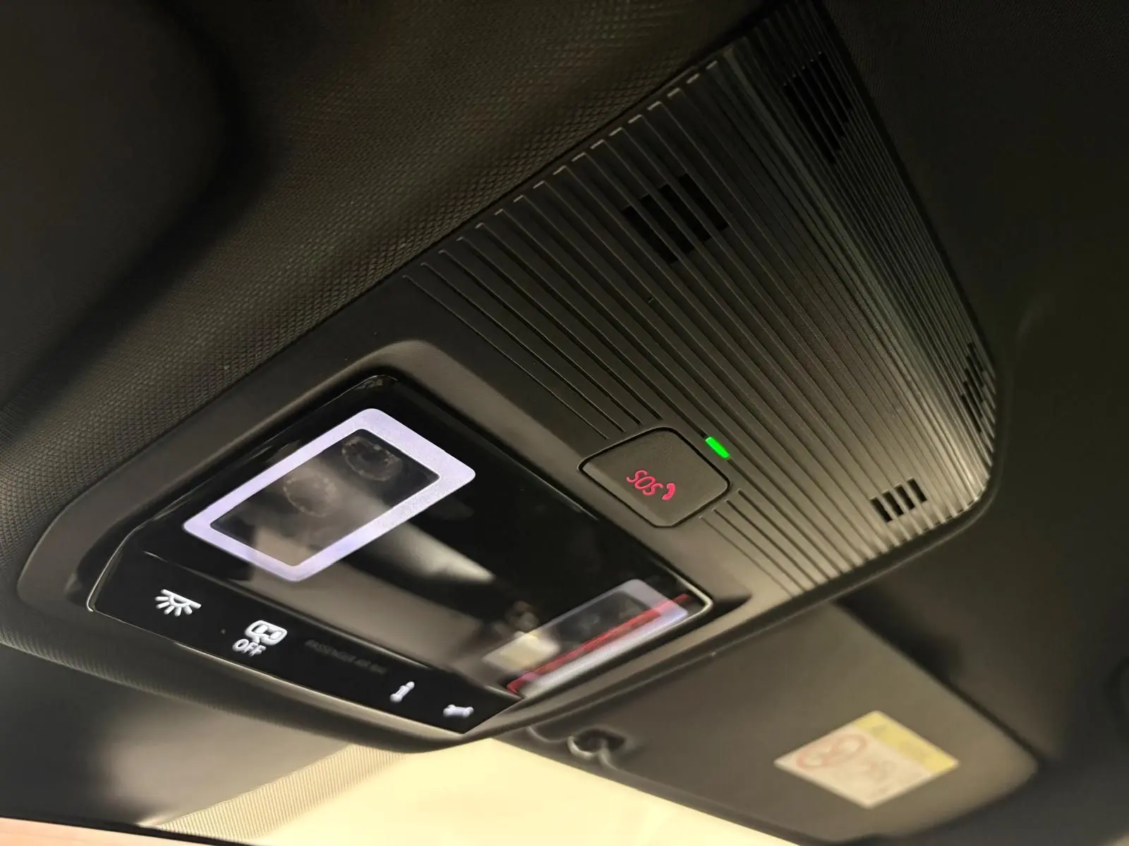 Vue en gros plan du plafonnier intérieur noir avec bouton SOS illuminé d'un CUPRA Formentor gris magnétique 2025