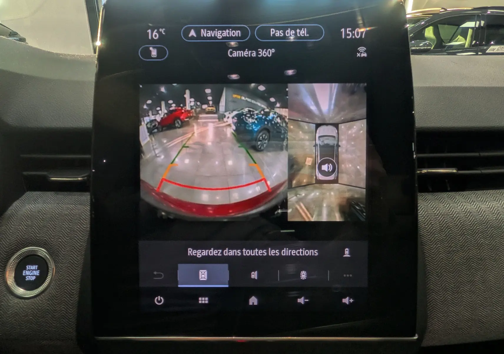 Écran central de la Renault Clio V rouge Flamme montrant la caméra 360° et la vue arrière en intérieur de véhicule.
