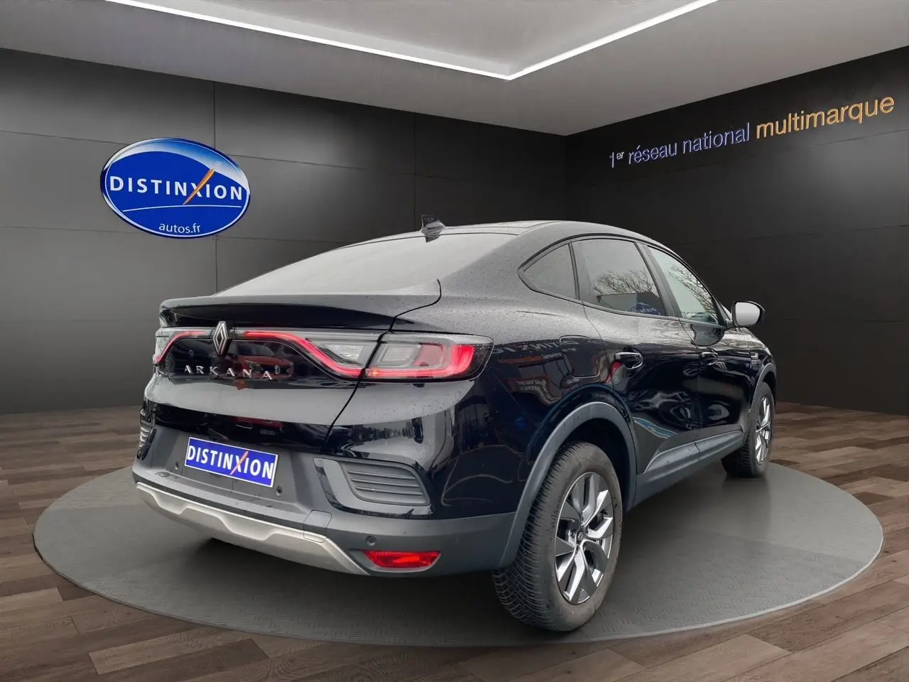 Renault Arkana noir vu en 3/4 arrière droit, avec feux arrière LED et jantes alliage visibles en showroom.
