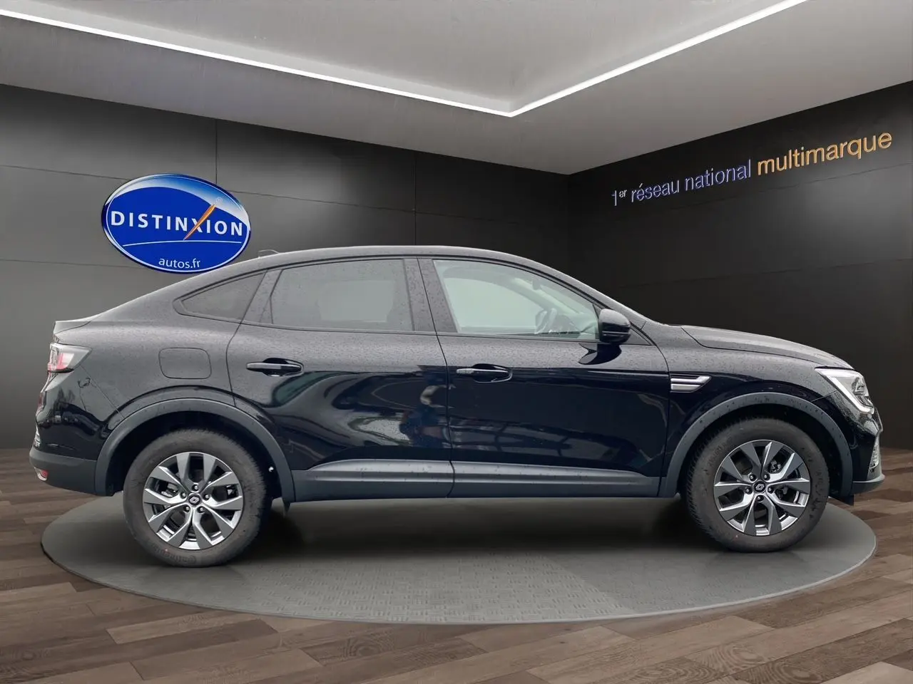 Vue latérale droite du Renault Arkana noir 2024, mettant en valeur ses lignes fluides et ses jantes alliage.