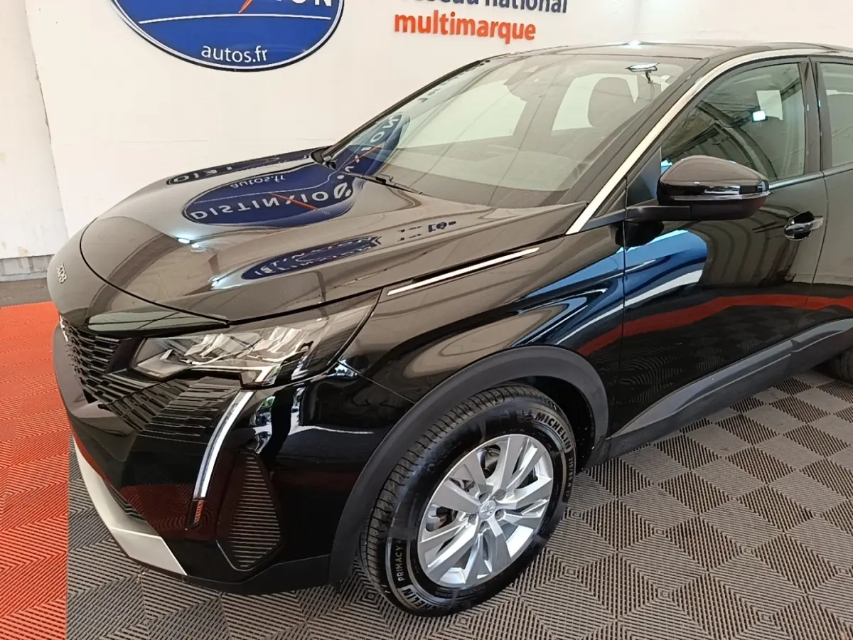 Peugeot 3008 noir vue 3/4 avant droit, mettant en valeur les phares LED et la calandre distinctive.