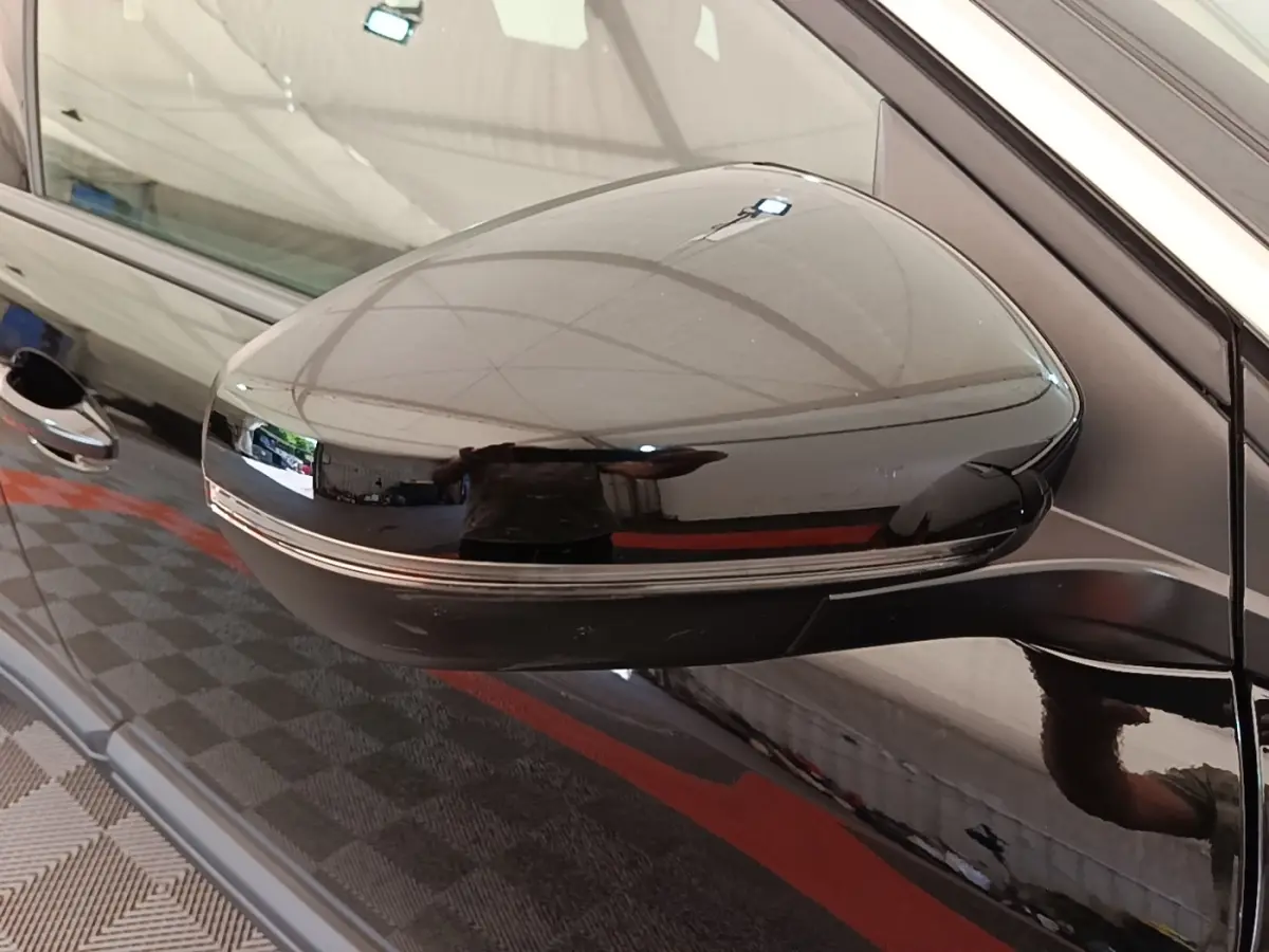 Rétroviseur droit noir brillant du Peugeot 3008 PureTech 130 S&S EAT8 Active Pack, vue rapprochée côté conducteur.