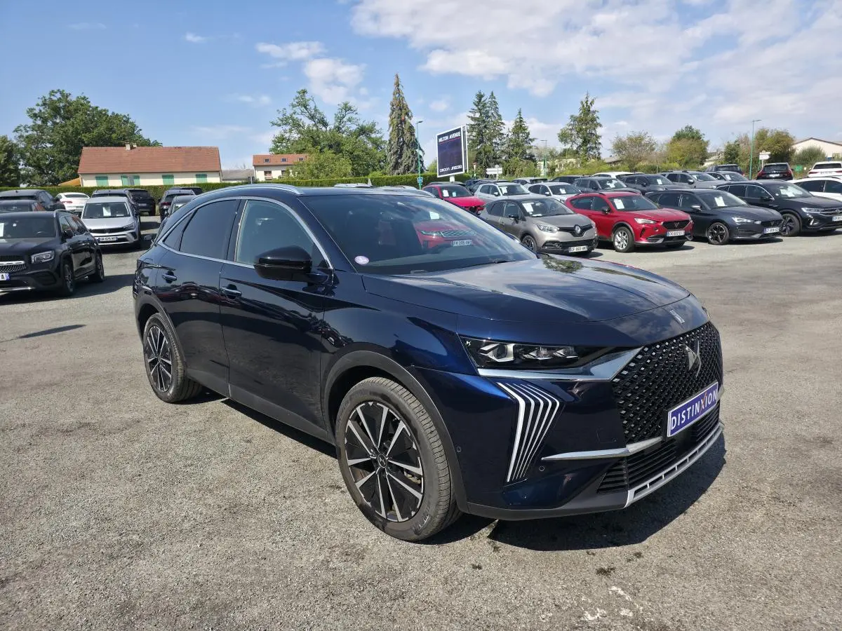 DS7 Crossback E-Tense 225 bleu saphir en 3/4 avant droit avec calandre DS Wings et jantes 19 pouces Edinburgh.