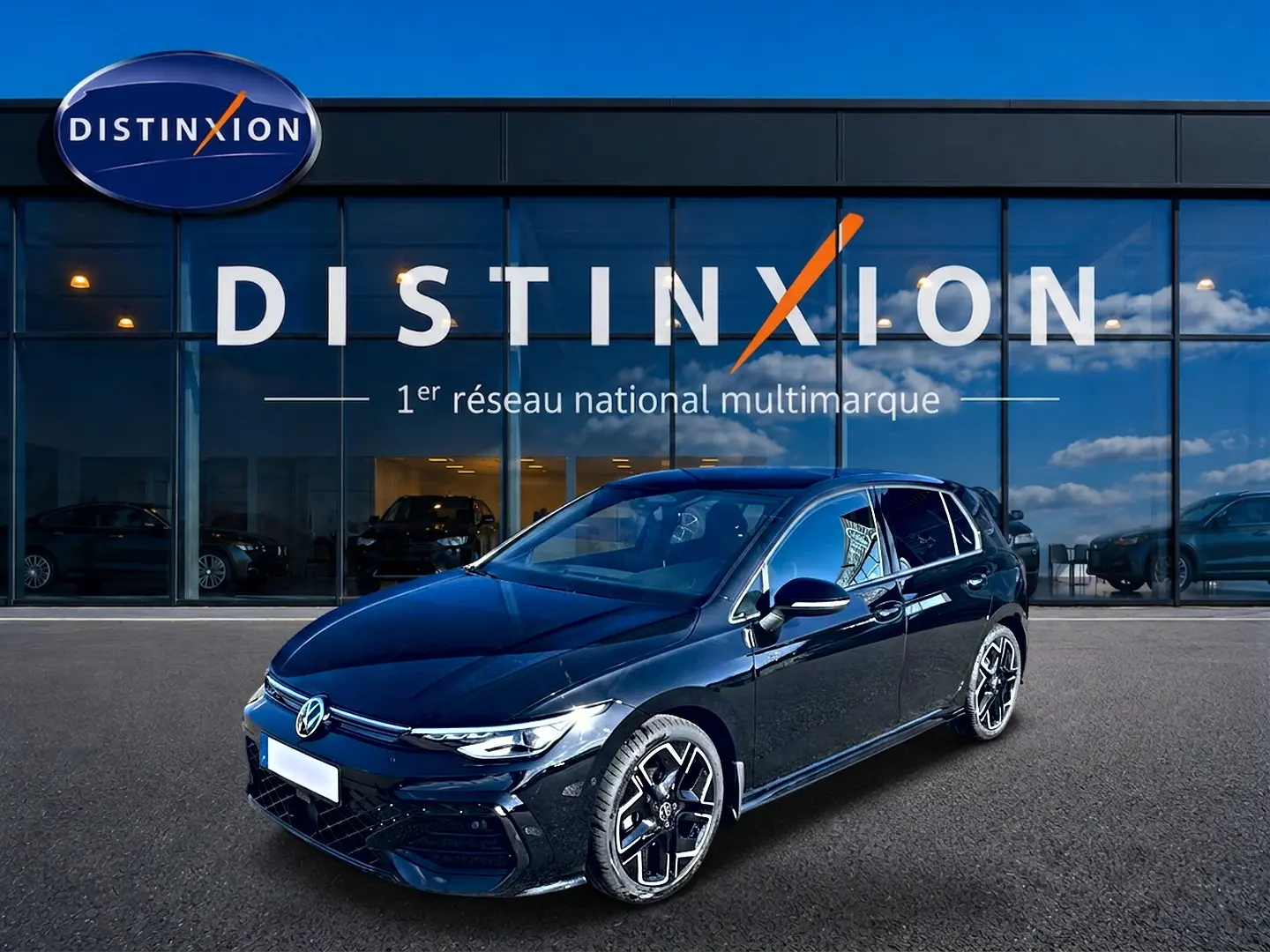 Volkswagen Golf 1.5 ETSI Evo2 noire vue 3/4 avant avec jantes R-Line devant showroom Distinxion.