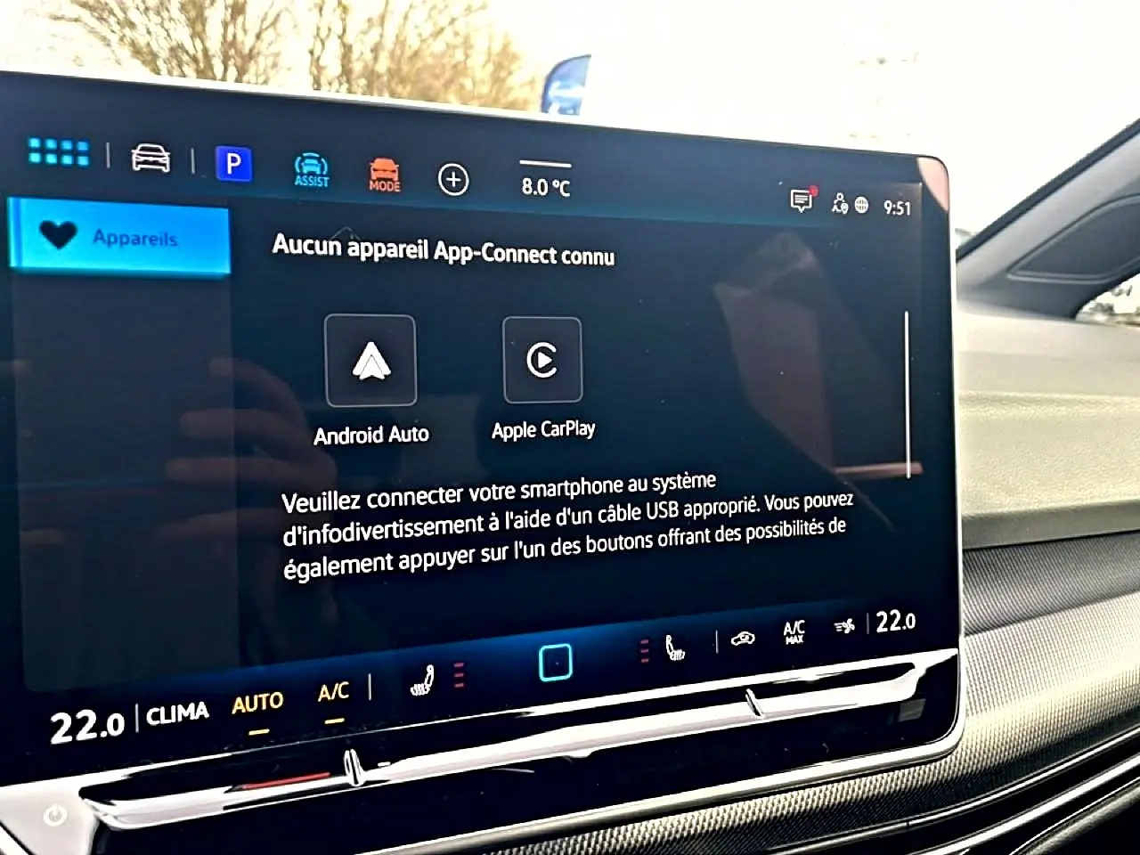Écran tactile central du tableau de bord de la Volkswagen Golf 2026, affichant les options Android Auto et Apple CarPlay.