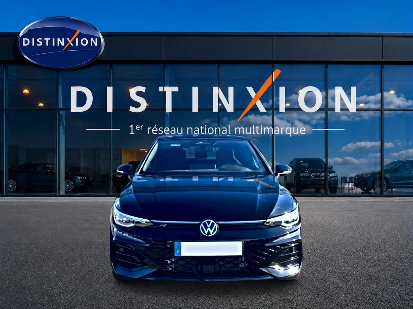 Vue frontale d'une Volkswagen Golf 1.5 etsi evo2 150 R-Line noire, avec calandre et phares LED distinctifs, devant un showroom.