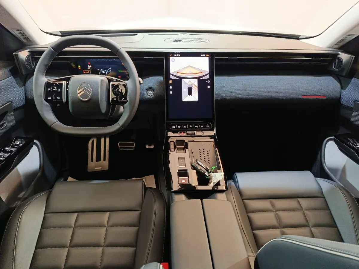 Vue intérieure avant du Citroën C5 Hybride 2026, avec tableau de bord moderne et écran tactile central vertical.