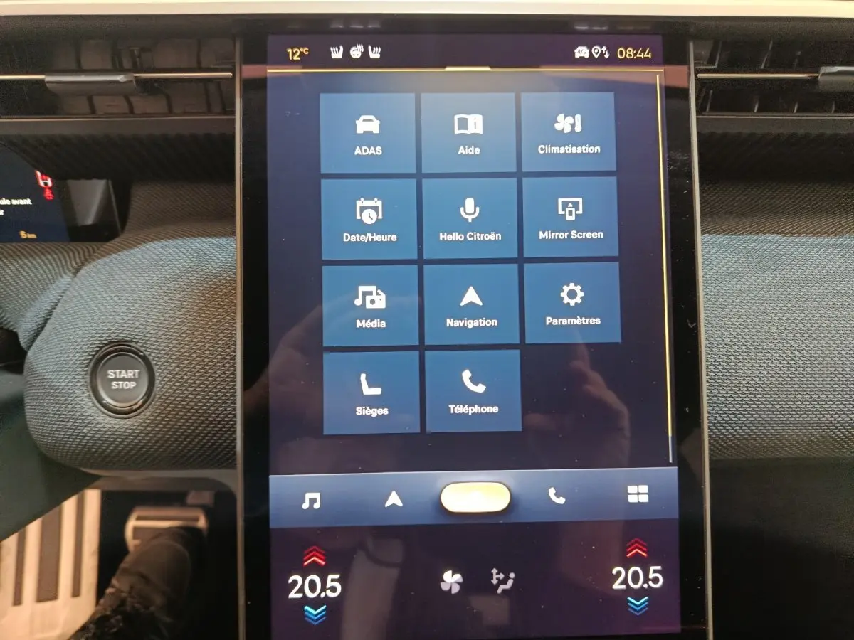 Écran tactile central vertical affichant les commandes multimédia et climatisation dans une Citroën C5 Hybride noire.