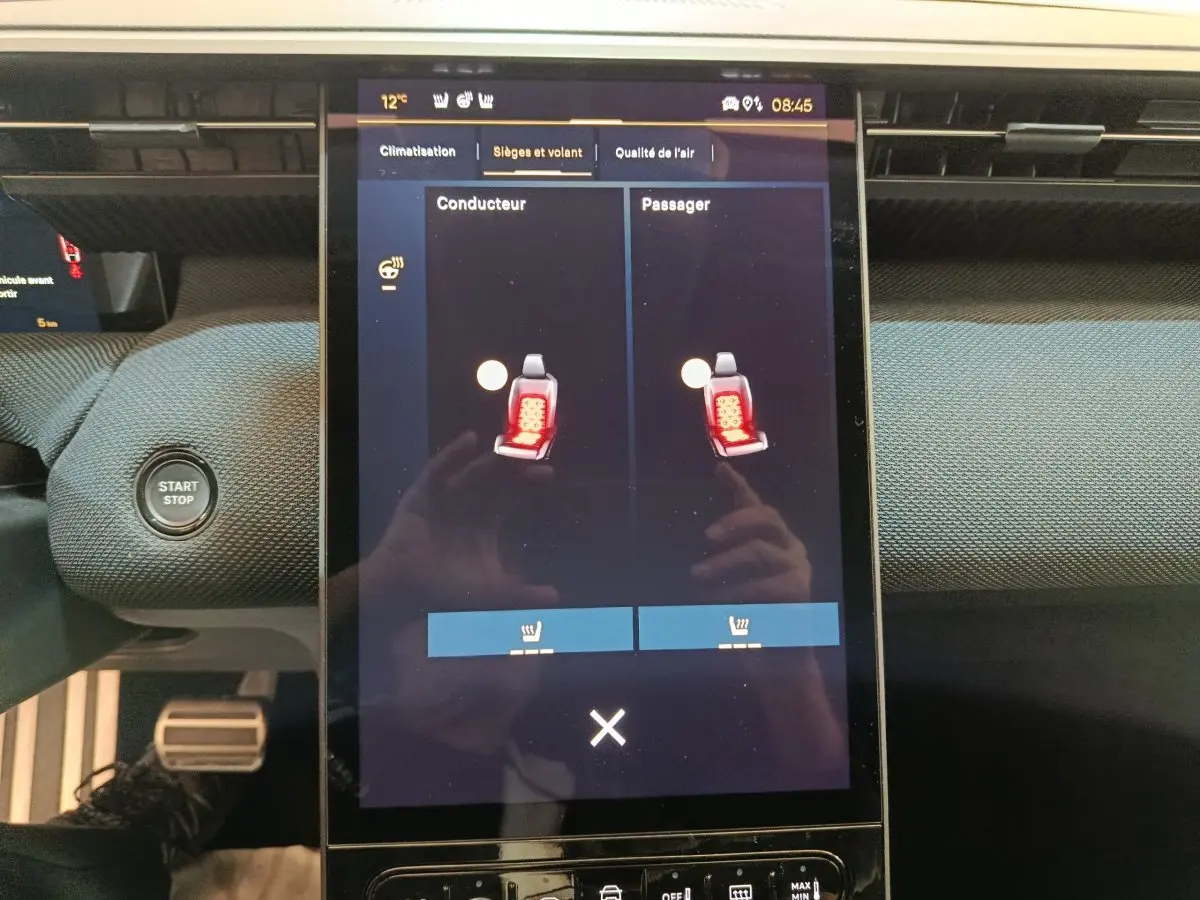 Vue rapprochée de l’écran tactile central du tableau de bord du Citroën C5 Hybride noir, affichant le réglage des sièges chauffants.