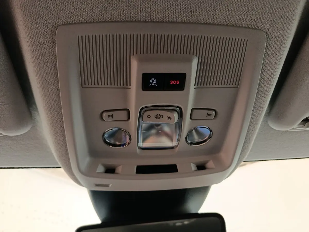 Plafonnier intérieur gris avec boutons d'éclairage et alerte SOS du Citroën C5 Hybride noir 2026.