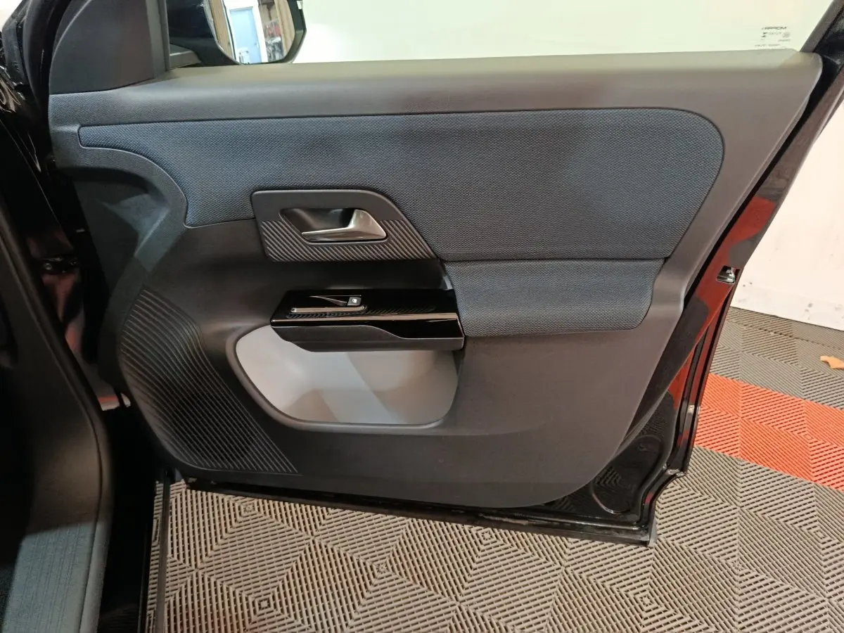 Vue intérieure de la porte arrière droite noire du Citroën C5 Hybride 2026 avec poignée et habillage textile.