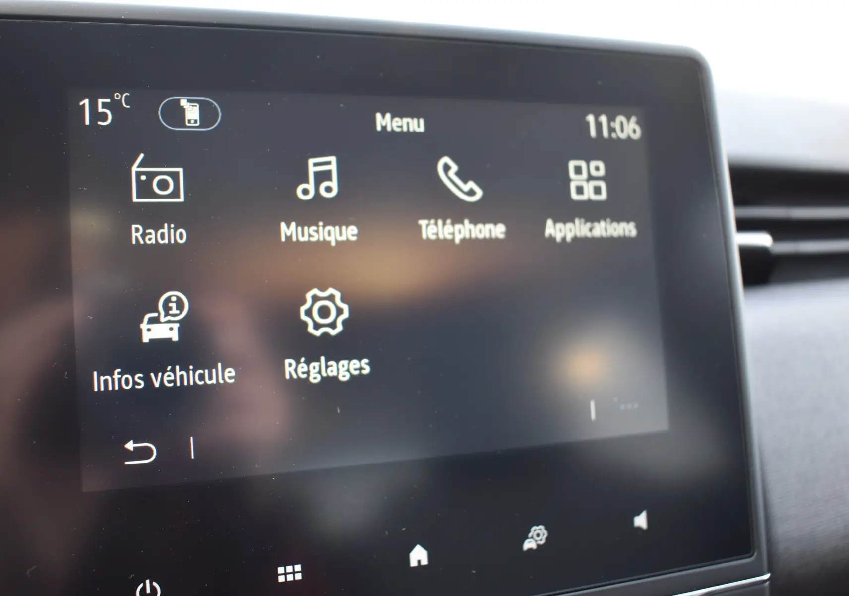 Écran tactile central de la Renault Clio V 2024 affichant le menu radio, musique, téléphone et réglages.