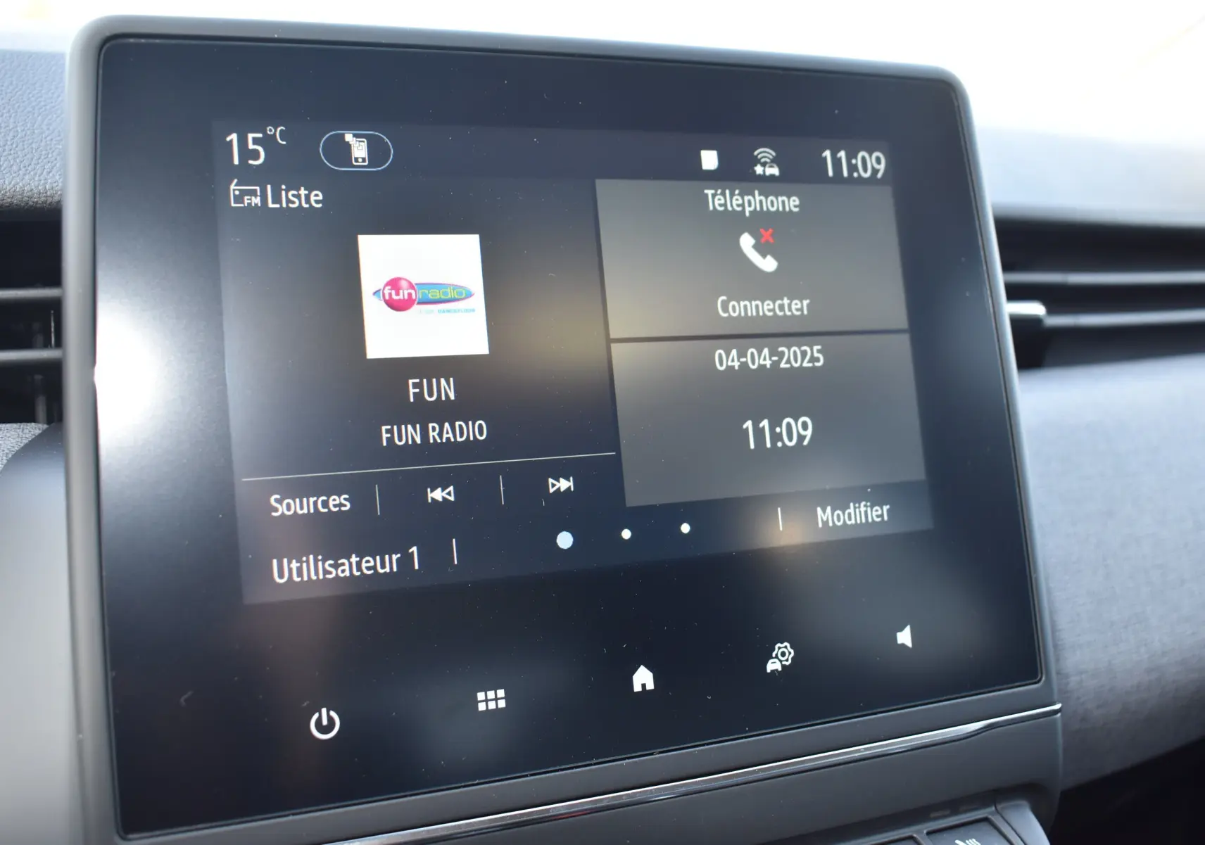 Écran tactile central de la Renault Clio V gris, affichant la radio Fun Radio et les options téléphone à 11h09.