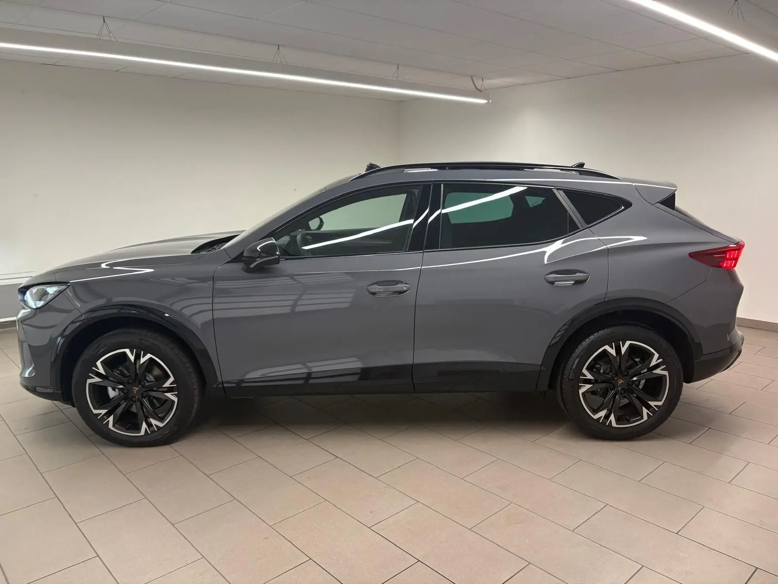 Vue latérale droite du CUPRA Formentor gris Graphène 2025 avec toit ouvrant panoramique et jantes alliage 18'' usinées.