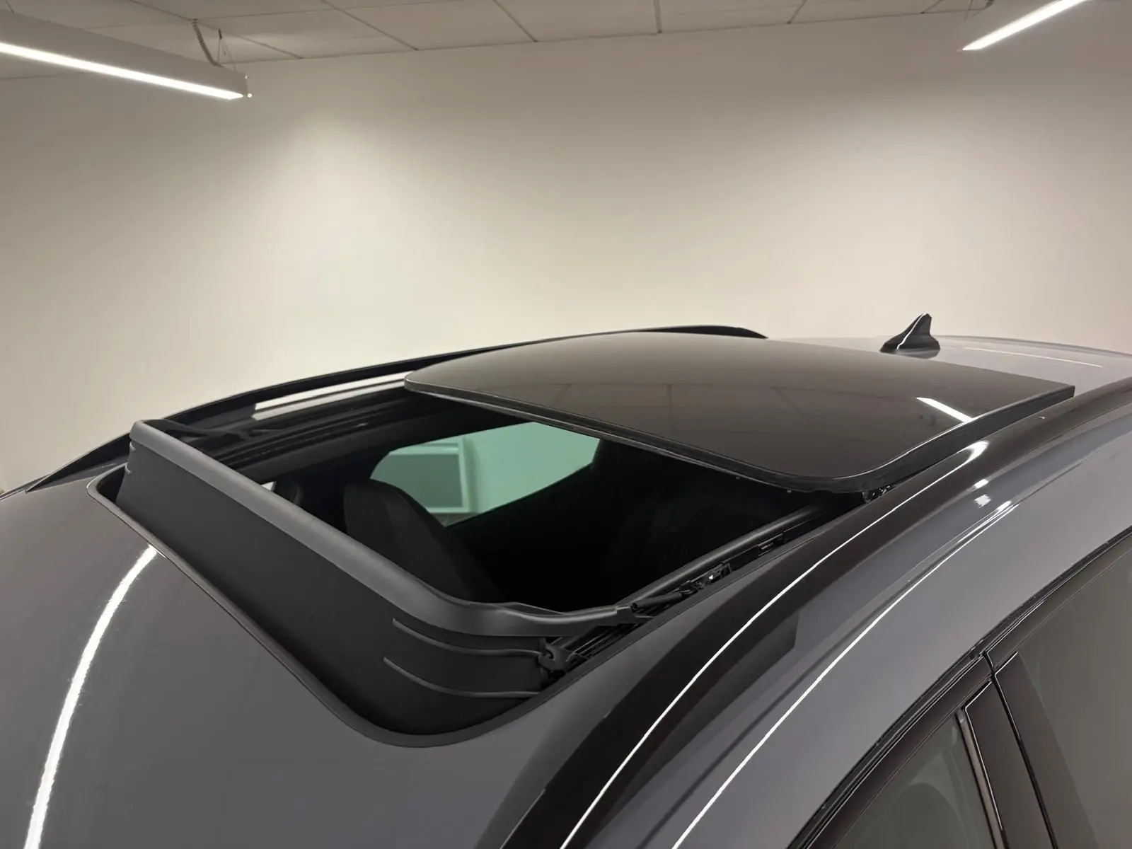 Toit ouvrant panoramique ouvert sur un CUPRA Formentor gris Graphène, vue rapprochée du toit côté droit.
