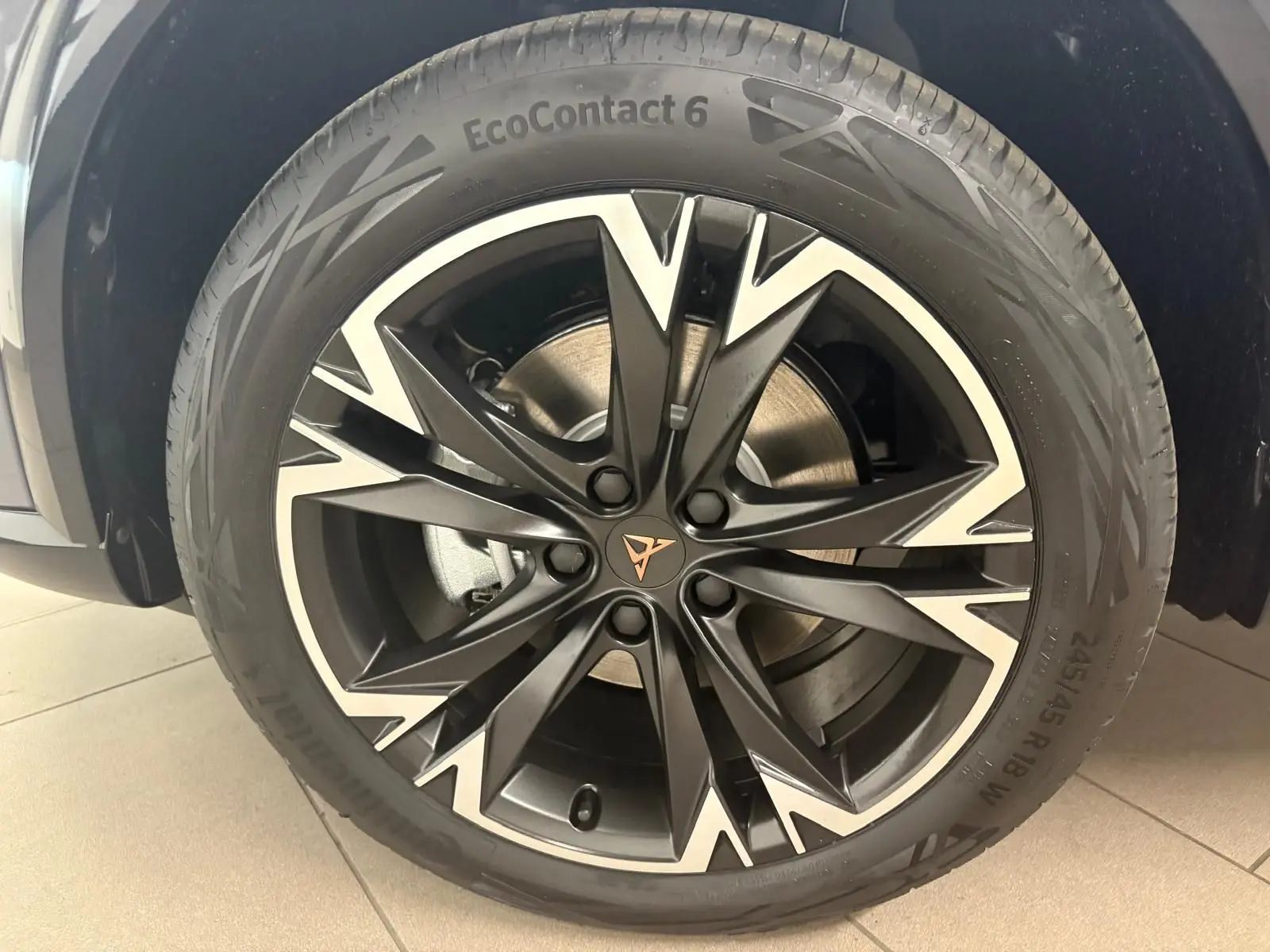 Gros plan sur la jante 18 pouces usinée en alliage noir et argentée du CUPRA Formentor gris Graphène 2025.