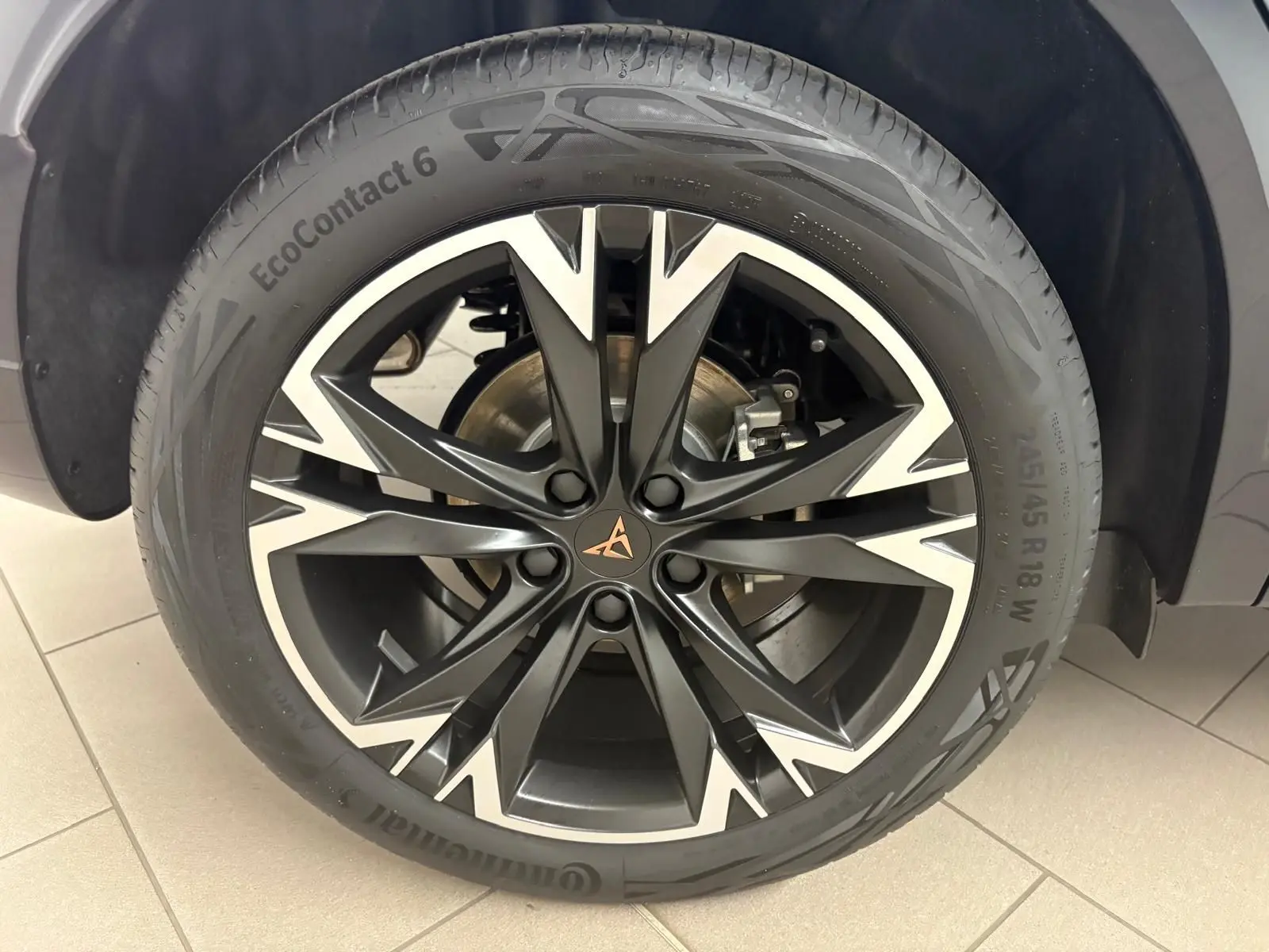 Gros plan sur la jante alliage 18'' usinée noire et argentée du CUPRA Formentor Gris Graphène 2025, pneu Continental.