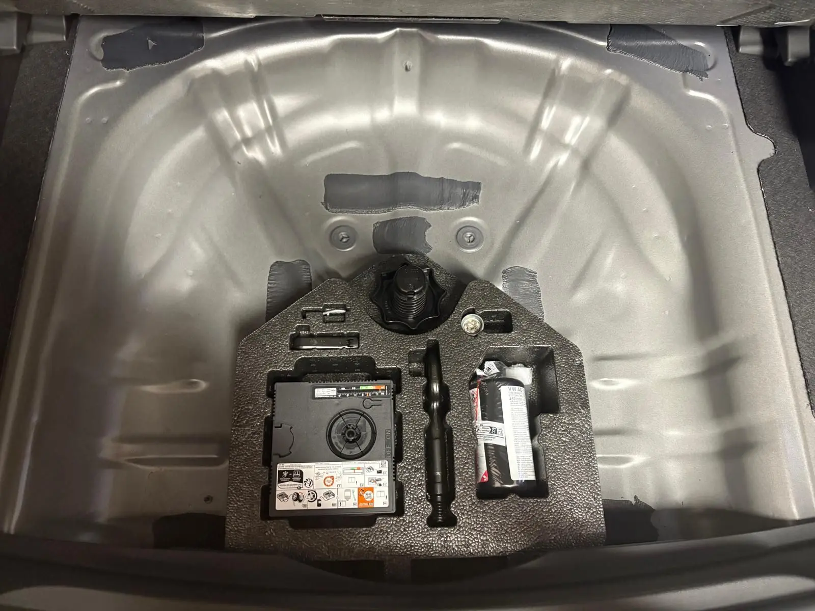 Coffre ouvert montrant la roue de secours et outils dans un CUPRA Formentor gris Graphène 2025.