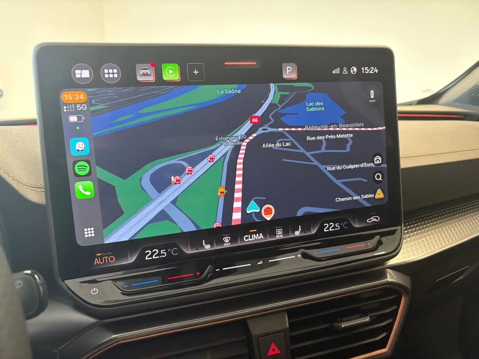 Écran tactile central du tableau de bord avec navigation GPS et commandes climatisation du CUPRA Formentor 2025.