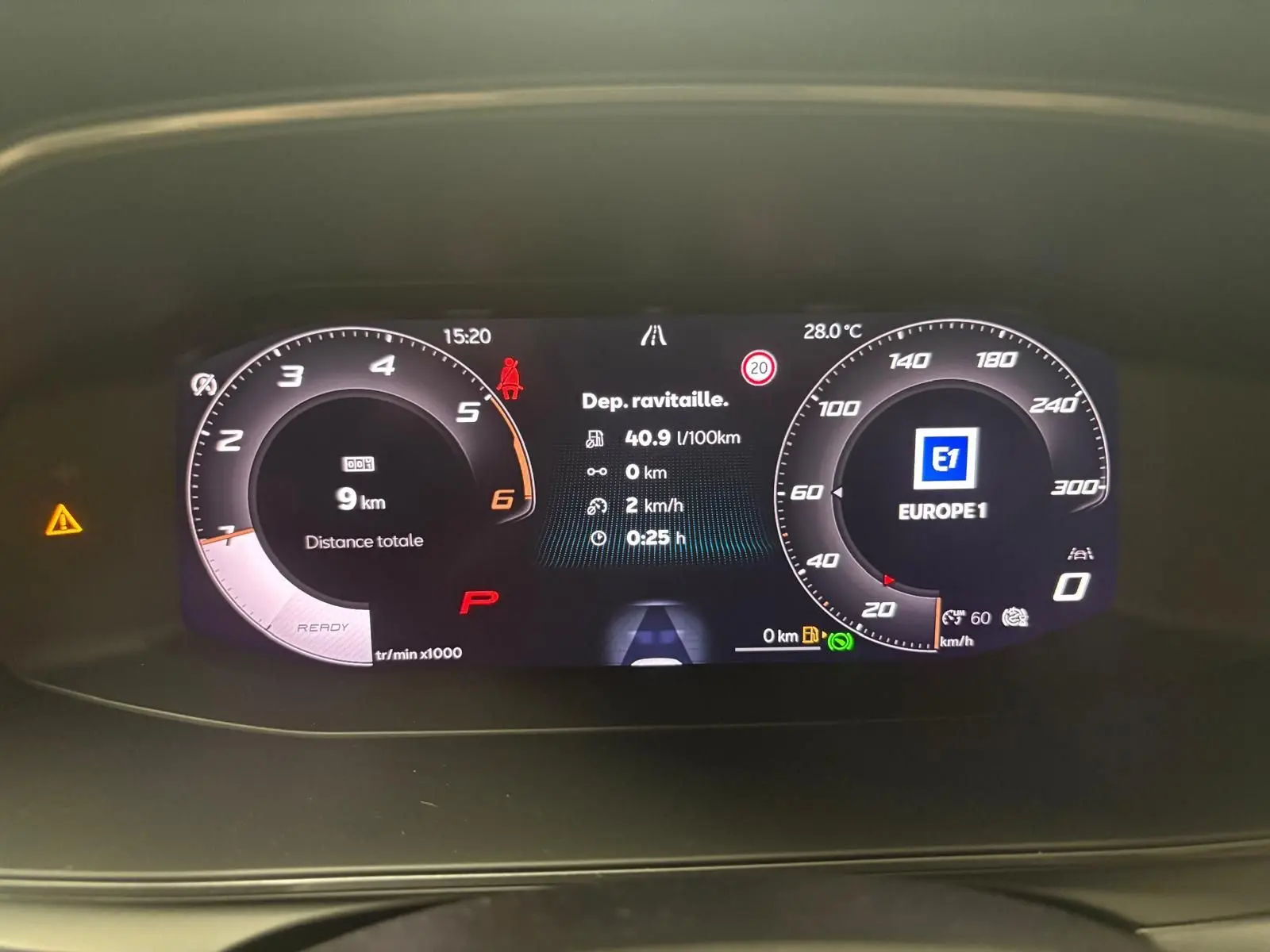 Tableau de bord numérique de CUPRA Formentor 2025 affichant compte-tours, vitesse, consommation et radio Europe 1.