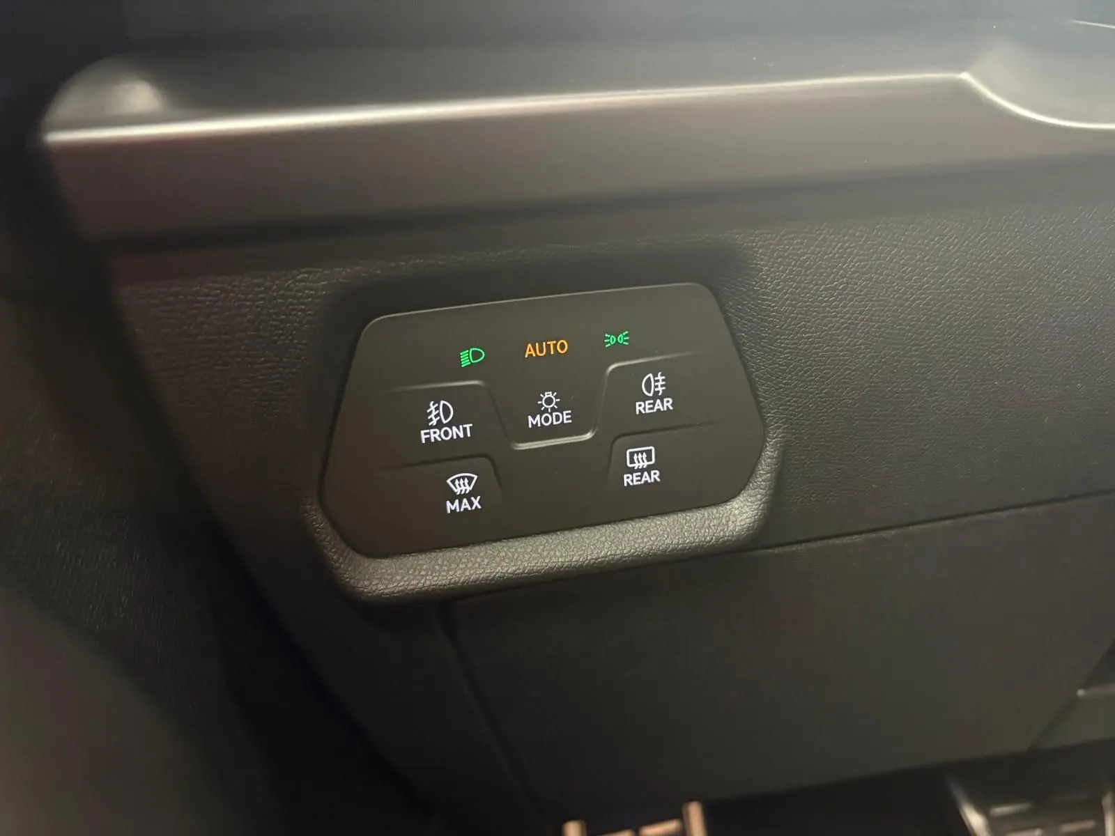 Panneau de commandes d'éclairage avec mode automatique dans l'habitacle d'une CUPRA Formentor 2025.