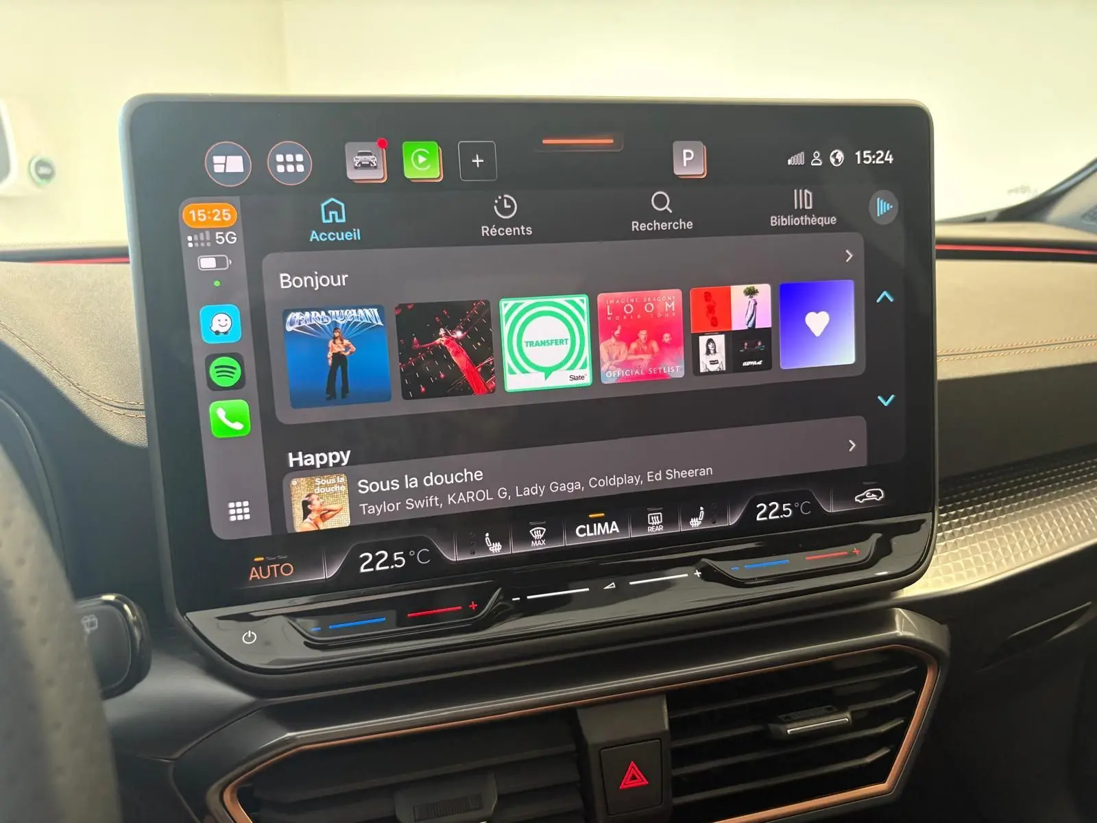 Écran tactile central du tableau de bord du CUPRA Formentor 2025 avec interface multimédia et climatisation digitale.