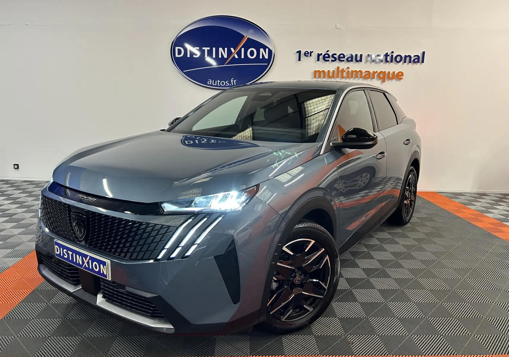 Peugeot 3008 III Hybrid bleu Ingaro en 3/4 avant droit avec phares LED et jantes noires brillantes