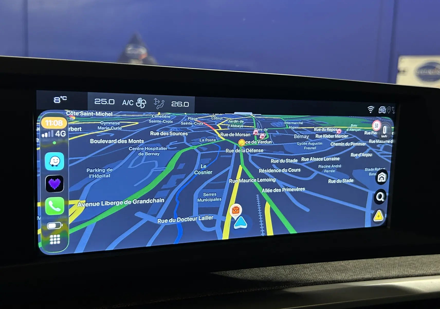 Écran tactile du système de navigation du Peugeot 3008 bleu Ingaro, affichant une carte détaillée en intérieur véhicule.