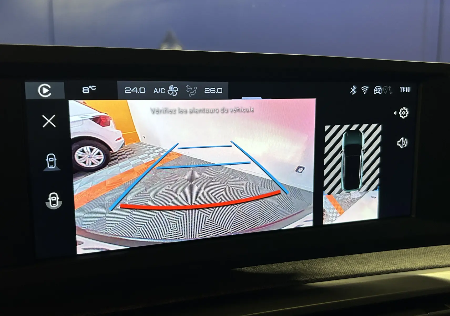 Affichage de la caméra de recul du Peugeot 3008 bleu Ingaro, vue arrière avec guidage de trajectoire et détection d'obstacles.