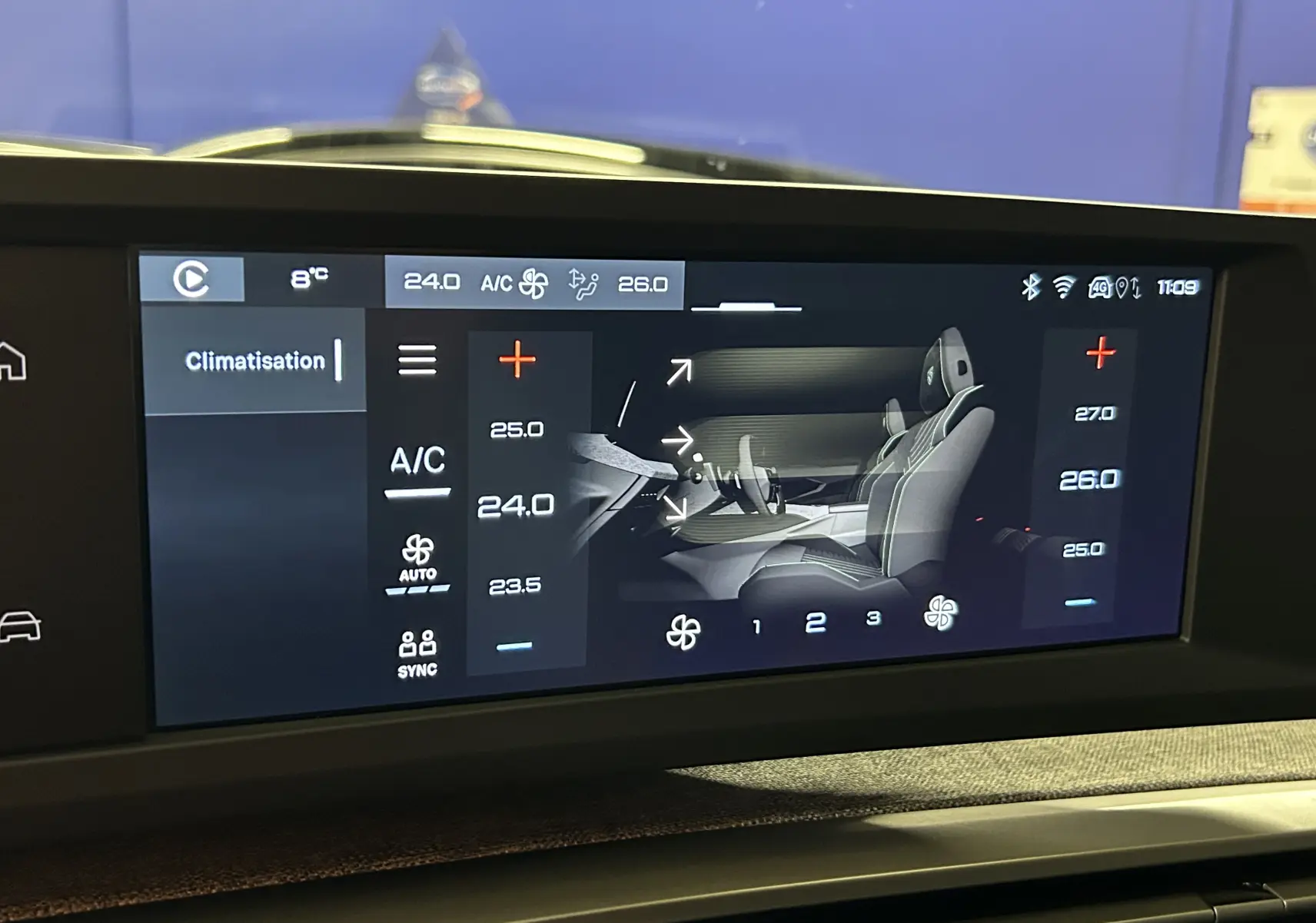 Écran tactile intérieur du Peugeot 3008 III Hybrid 145 Allure montrant les réglages de climatisation et ventilation.