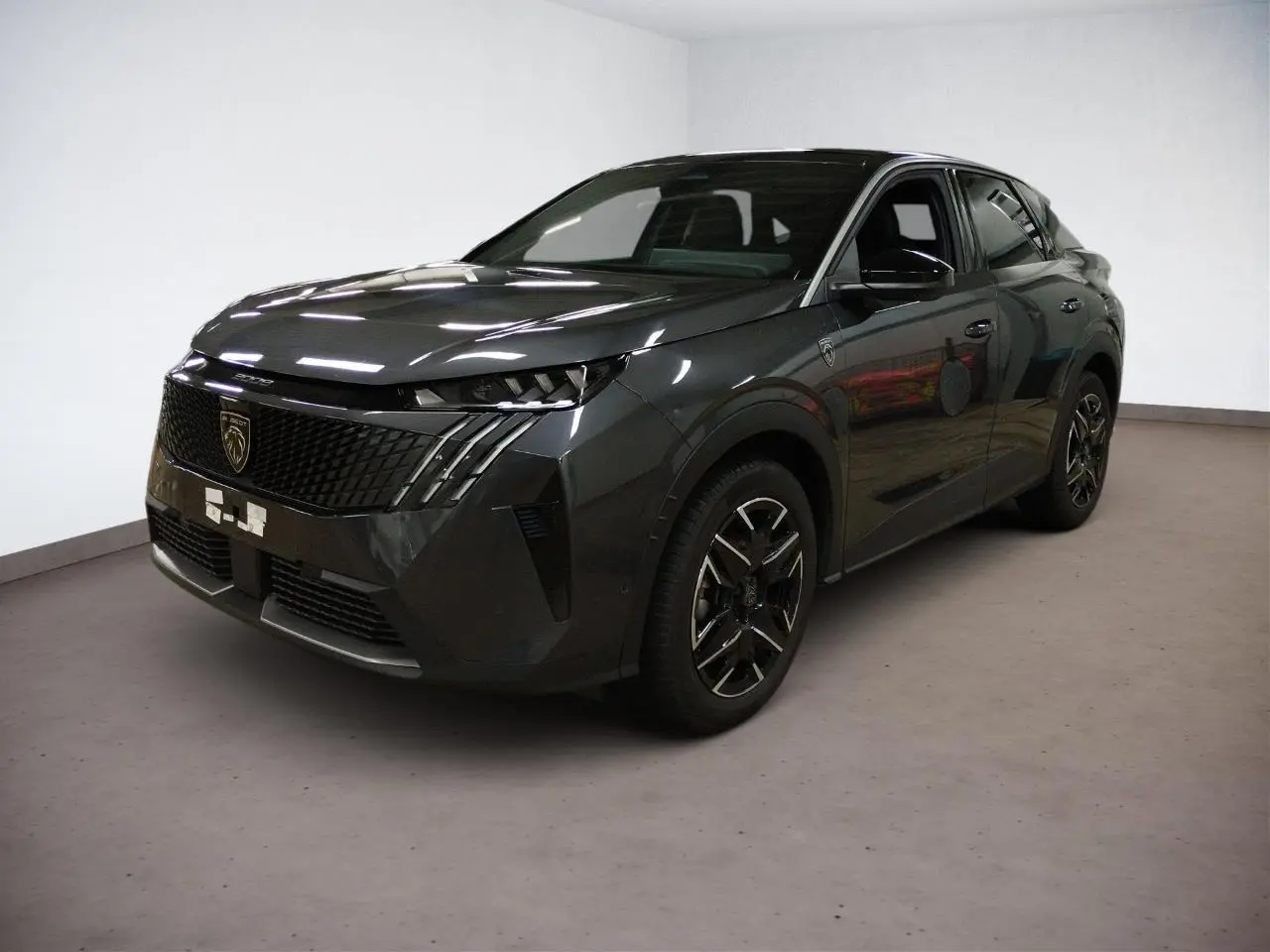 Peugeot 3008 Hybrid gris titane vue 3/4 avant droit avec jantes alliage noires et toit noir perla.