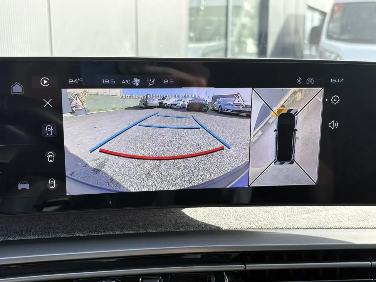 Écran central du Peugeot 3008 Hybrid 2025 affichant la caméra de recul et la vue 360° en stationnement.