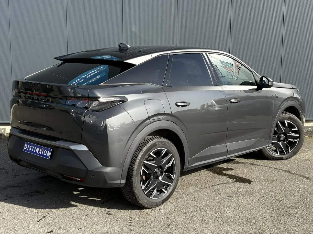 Peugeot 3008 Hybrid gris titane et noir, vue 3/4 arrière droit, jantes alliage noires diamantées et toit noir.