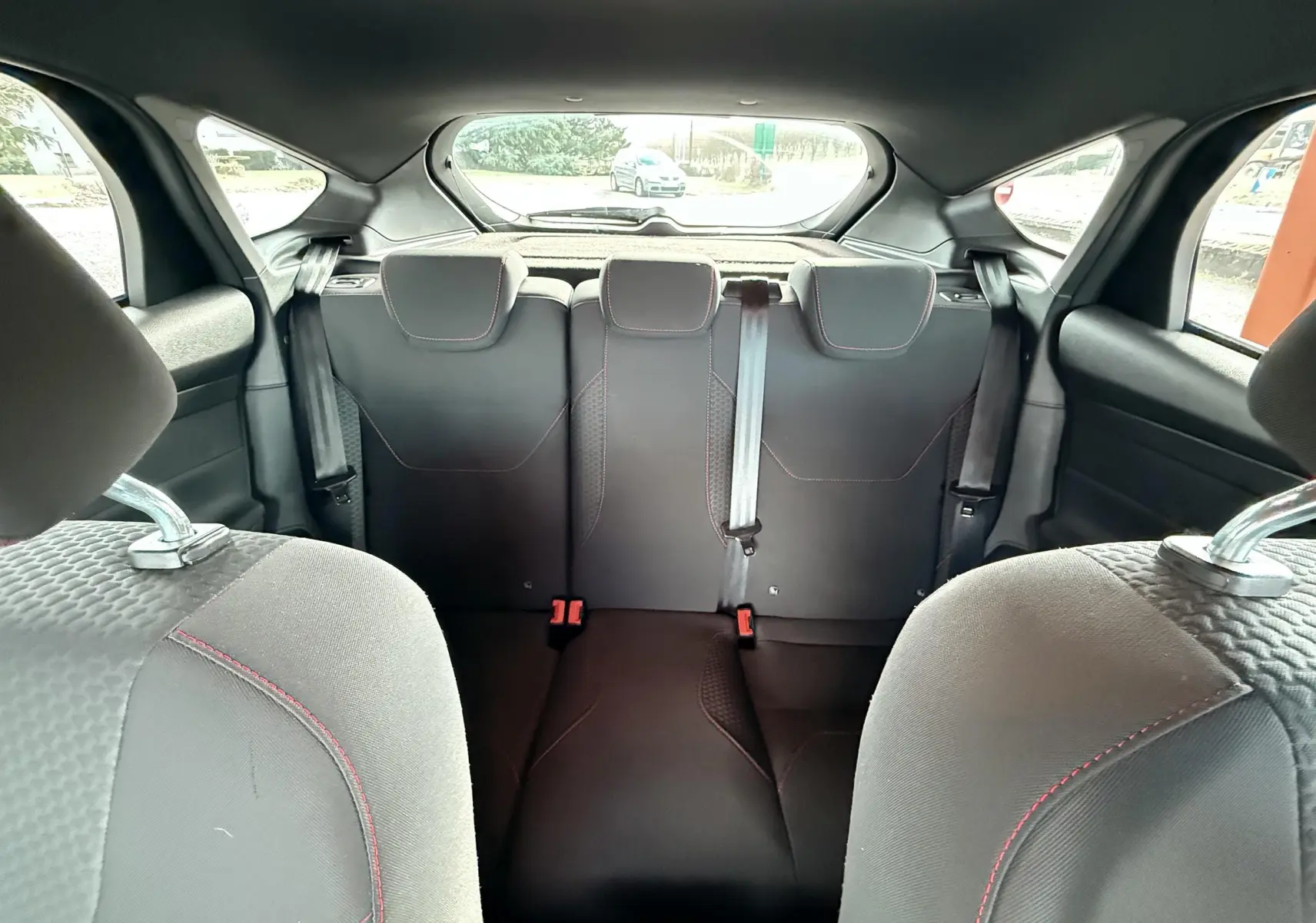 Vue rapprochée du tableau de bord de la Ford Focus 1.5 TDCI 120 ST Line grise, montrant les commandes de climatisation et ventilation.