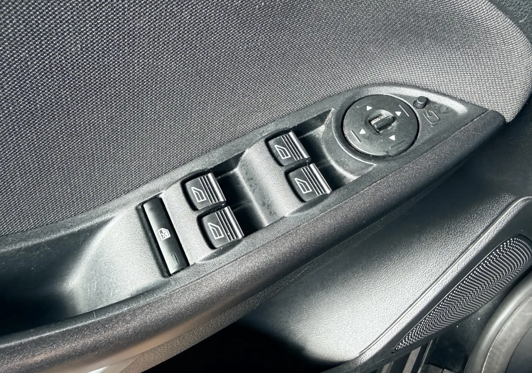 Le levier de vitesses manuel en gros plan dans l'habitacle noir d'une Ford Focus 1.5 TDCI gris de 2018.