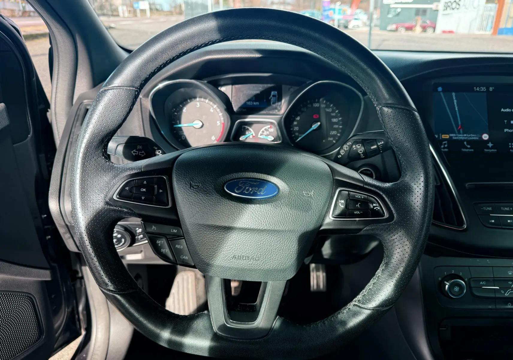 Vue intérieure côté passager montrant la boîte à gants ouverte d'une Ford Focus gris 2018 finition ST Line.