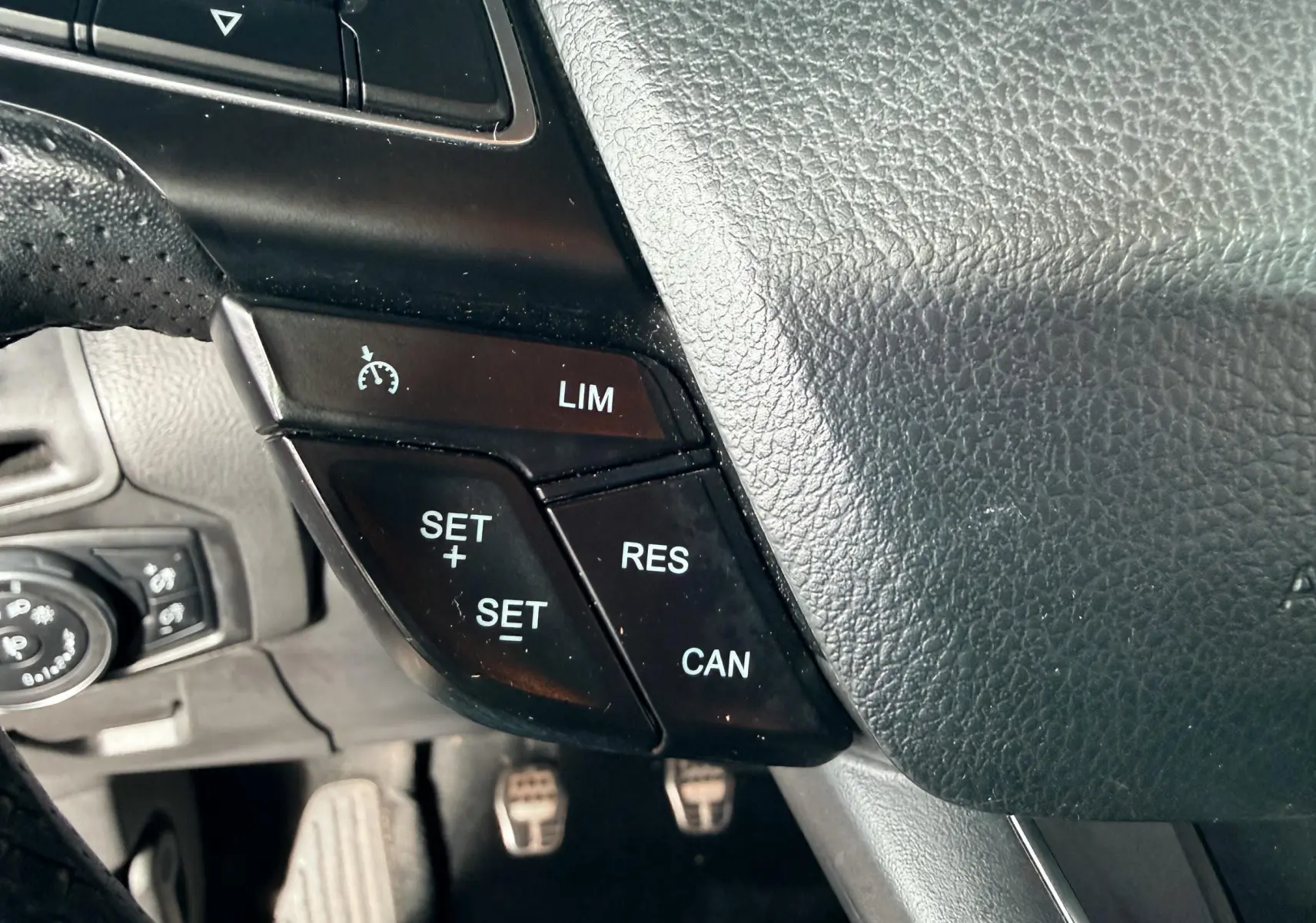 Vue intérieure arrière côté droit de la Ford Focus 1.5 TDCI 120 ST Line grise, sièges tissu noir avec surpiqûres rouges.