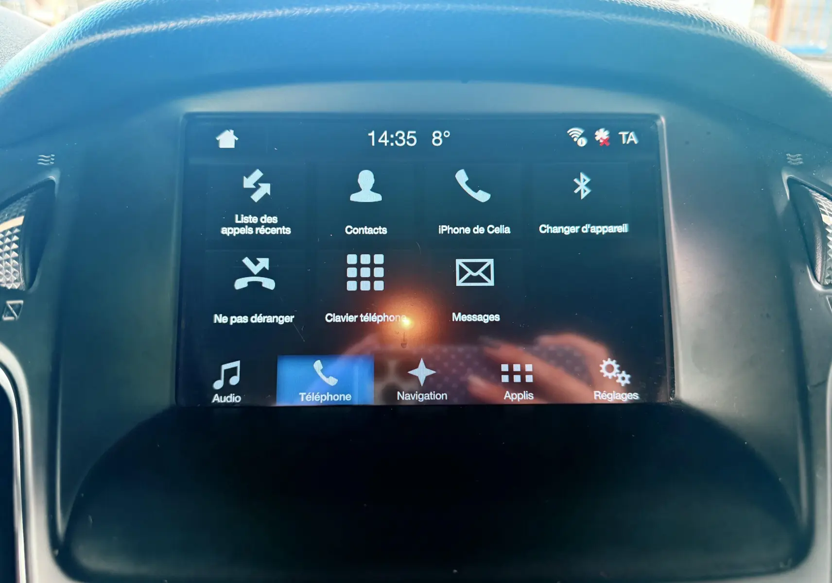 Vue intérieure avant de la Ford Focus 1.5 TDCI 120 ST Line grise, montrant le tableau de bord et la console centrale avec écran tactile.