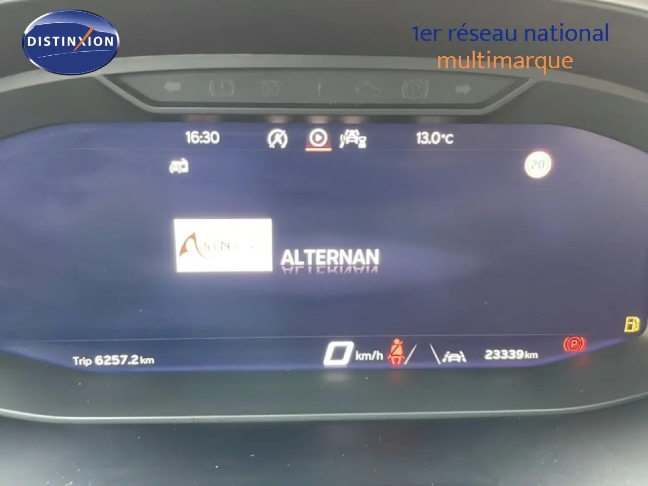 Affichage numérique du tableau de bord du SEAT Arona 2025, montrant la vitesse à 0 km/h et diverses alertes.